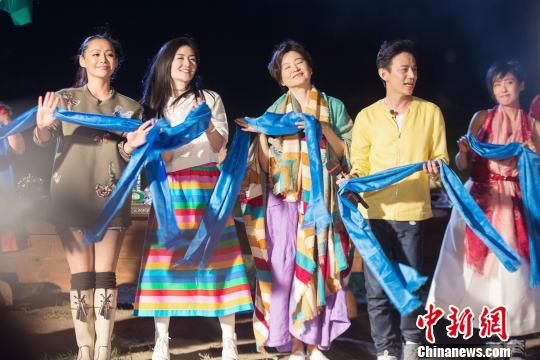 女神参加草原篝火晚会。