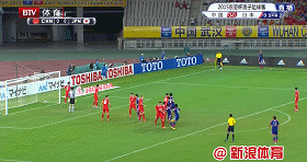 宇佐美贵史弧线球击中横梁GIF