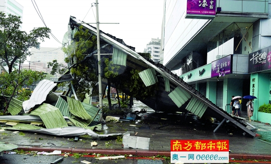 8月8日，台北市中华路一栋大楼顶楼的铁皮屋被强风吹落。新华社