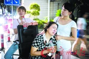 郭欢的母亲受到老人的阻拦后泪流不止，在现场被困近5个小时无法离开。