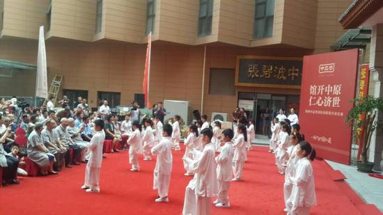 開業(yè)盛典在少年太極拳的方陣中拉開序幕