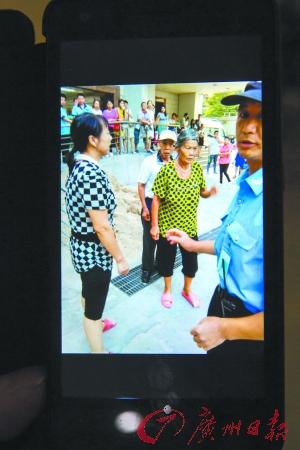 “两个老人负责拉客，儿子媳妇负责开车。”