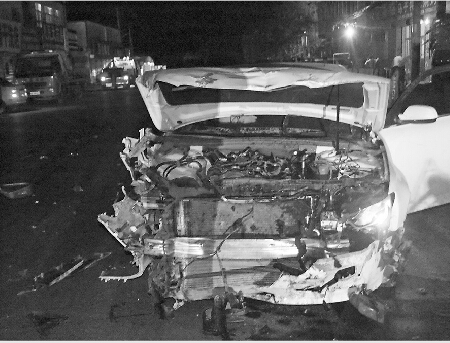 在事故現(xiàn)場，涉事的奧迪轎車已經(jīng)面目全非。 警方供圖
