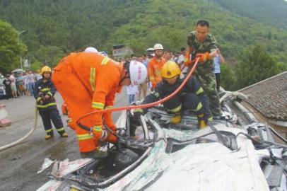 消防官兵营救轿车中被困人员。