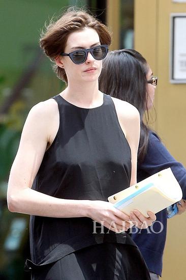 安妮·海瑟薇 (Anne Hathaway) 新片《实习生》(The Intern) 街拍Look 12