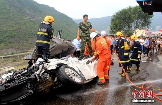 广元罐车逆行压塌民房压扁小轿车 致3死1伤
