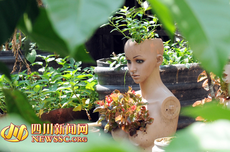 阳台上的塑料人体模特(曾猛 摄)