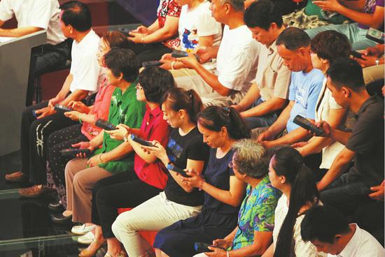 問政代表根據“一把手”表現現場打分。