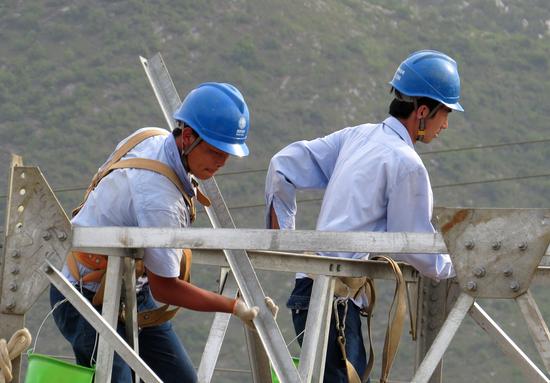 淅川電建職工，冒酷暑組裝110千伏線路鐵塔