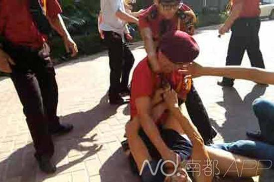 小区停车起纠纷 女业主被保安扒裤子