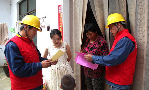 黨員服務隊走進社區向群眾宣傳夏季安全用電知識