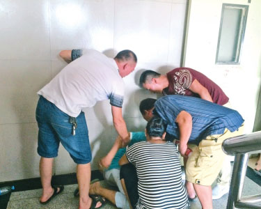 孩子的父親在手術室外痛哭