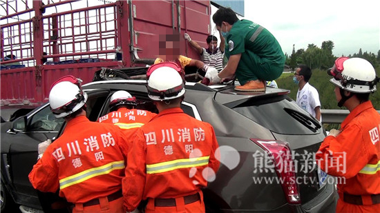 德阳豪车追尾货车 被困男子浑身是血