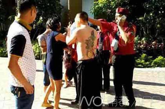 小区停车起纠纷 女业主被保安扒裤子