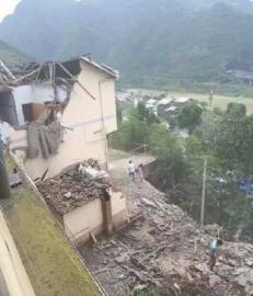 一处民房被压塌。