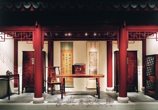 安思远生前曾大量捐赠中国家具给博物馆，帮助建立中国家具展馆。图为美国西雅图艺术馆中的文房。
