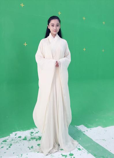 张馨予白衣飘逸