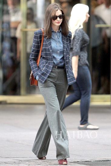 安妮·海瑟薇 (Anne Hathaway) 新片《实习生》(The Intern) 街拍Look 2