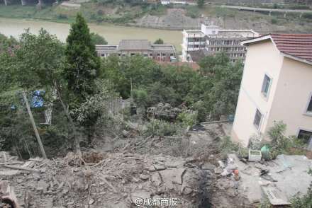 广元罐车逆行压塌民房压扁小轿车 致3死1伤