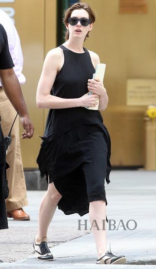 安妮·海瑟薇 (Anne Hathaway) 新片《实习生》(The Intern) 街拍Look 11