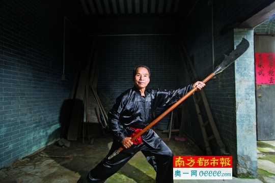 8月5日,广州市花都藏书院村,洪拳第九代传人谭秋荣在武馆内展示刀法。