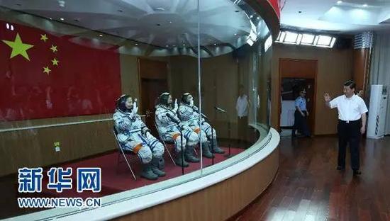 2013年6月11日，习近平来到酒泉卫星发射中心，为即将出征的航天员聂海胜、张晓光、王亚平壮行。 新华社记者 庞兴雷 摄