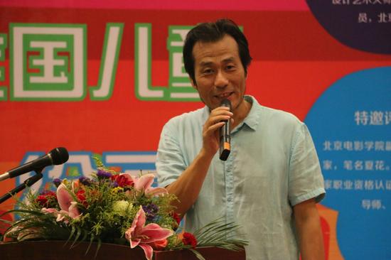中国著名当代艺术家、上上国际美术馆馆长李广明先生鼓励孩子们带着兴趣创作