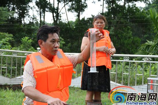 庞书智在观测降雨量。省直机关工委孙勇摄