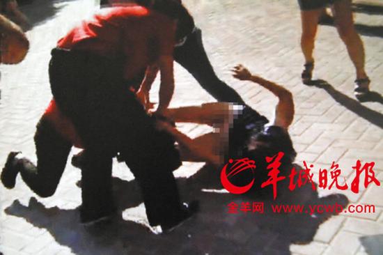 小区停车起纠纷 女业主被保安扒裤子