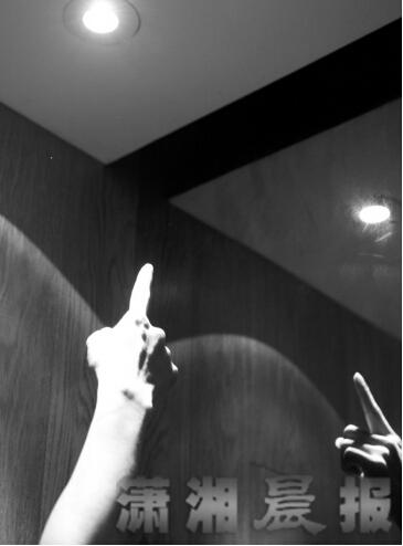 长沙惊现试衣间 偷拍 门  男子偷拍 6段视频_新