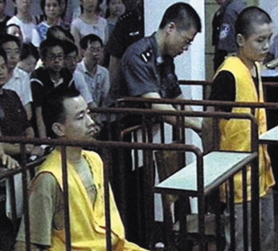 此前，曾爱云（左）与陈华章（右）在法庭上受审。 网络截图