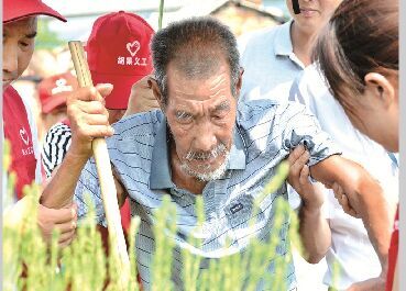 流浪异乡25年靠拾荒为生 房县八旬老人回家了