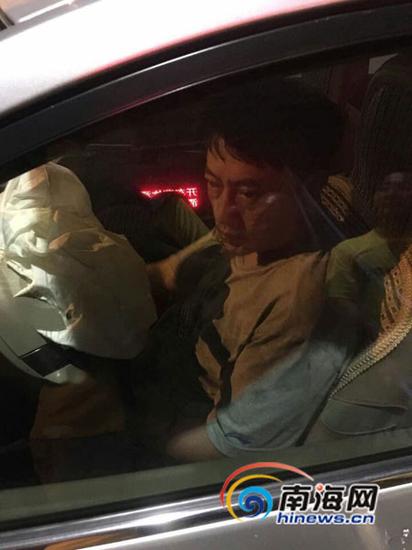 尼桑小轿车车主不愿下车(南海网记者马伟元摄)