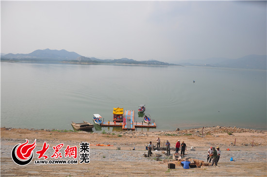 8月3日,萊蕪市雪野水庫水位較最高水位時下降7米。記者 王鵬 攝