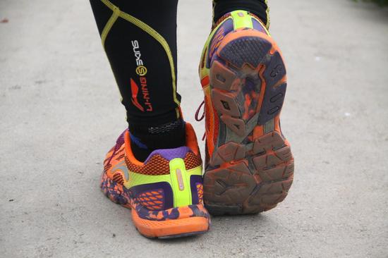 跑鞋大底照：后跟及脚尖部位加设紫色耐磨橡胶，延长跑鞋寿命。足弓部位装有TPU稳定片，减轻运动中足弓部位的弯折幅度，起到保护足弓的作用。