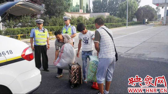 被困男子正在将行李搬上警车