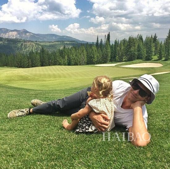 Tom Brady与女儿度假草坪玩耍