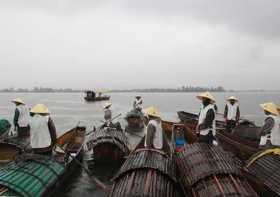 西昌邛海开海祭祀 渔民网到大鱼乐开花儿