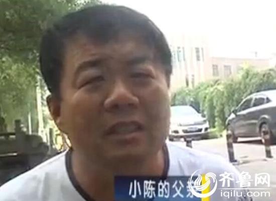面对镜头,小陈父亲恳求,教育方面领导再给孩子们一次机会。而造成这一切的,并不是孩子自己的错。(视频截图)