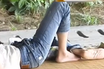 23歲小伙江邊熟睡 被中年大叔拉開褲鏈性侵