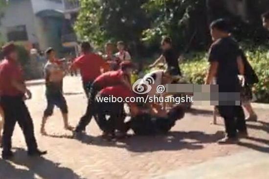 小区停车起纠纷 女业主被保安扒裤子