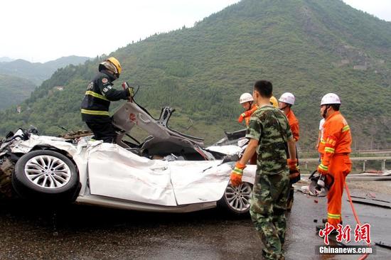 广元罐车逆行压塌民房压扁小轿车 致3死1伤