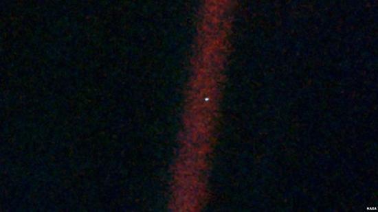 图片上的蓝点为旅行者1号在1990年拍摄的地球图片，显示了在太阳系中地球是如此的渺小。旅行者1号当时距离地球60亿公里。