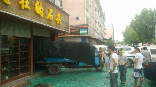 义乌一辆无人拖拉机自己启动 溜20多米闯进路