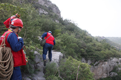黨員服務隊在險壁上前進