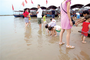 市民在黄河岸边蹚水游玩