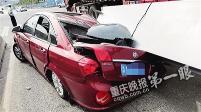 红色轿车被压扁