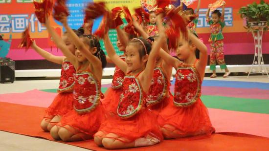 通州区芙蓉幼儿园的小朋友带来开场舞蹈《全家福》