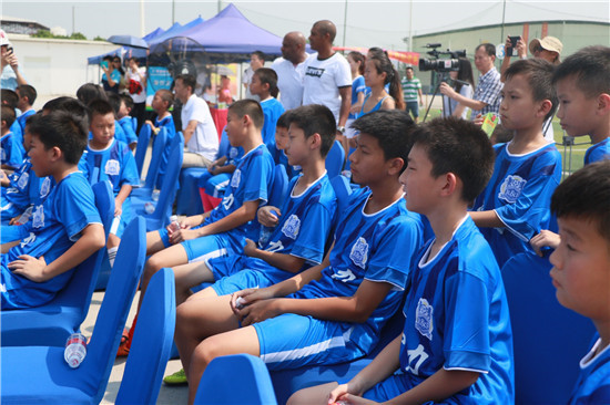 富力办足球公益青训营布拉特 足球给特殊家庭