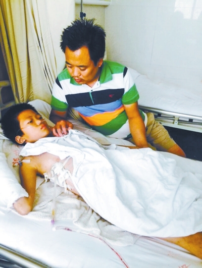 因打工落下殘疾的父親已無力支付兒子的手術(shù)費，他請求知情人幫忙尋找肇事者。